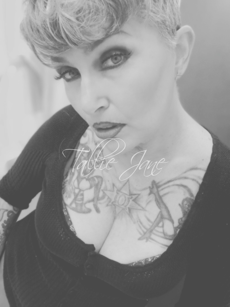 AuthorJaneEmery's tweet photo. Drinking beers ๐ป
Writing lyrics
Smoking weed
You know my steeze
#Marijuana #beers #writinglyrics https://t.co/6L9lKQ7Qna
