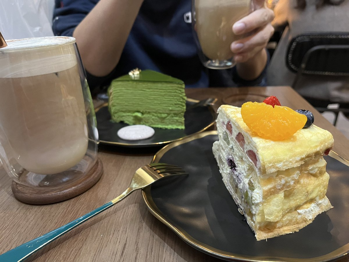 mini2254360's tweet photo. Time for some dessert 🍰 best Mille crepe #cake I’ve ever had in #Keelung with over 4 kinds of fruit. Strong banana 🍌 taste match with chocolate 🍫 #smoothie #三奇壹號 https://t.co/bdfv0ToQQi