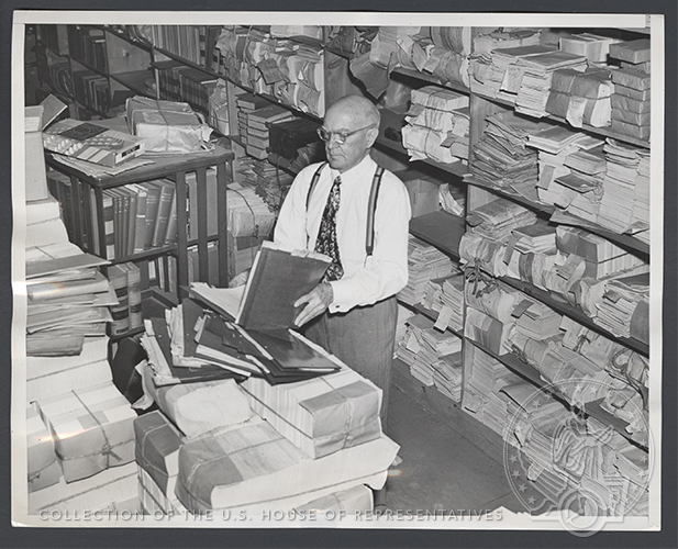 USHouseHistory's tweet photo. Spending these last few weeks before the big test reviewing a mountain of #APUSH notes? Let us help! Crush the short answer questions and DBQs by practicing the steps of primary source analysis with our graphic organizers. #TeachingWithPrimarySources https://t.co/hxts8QHgft