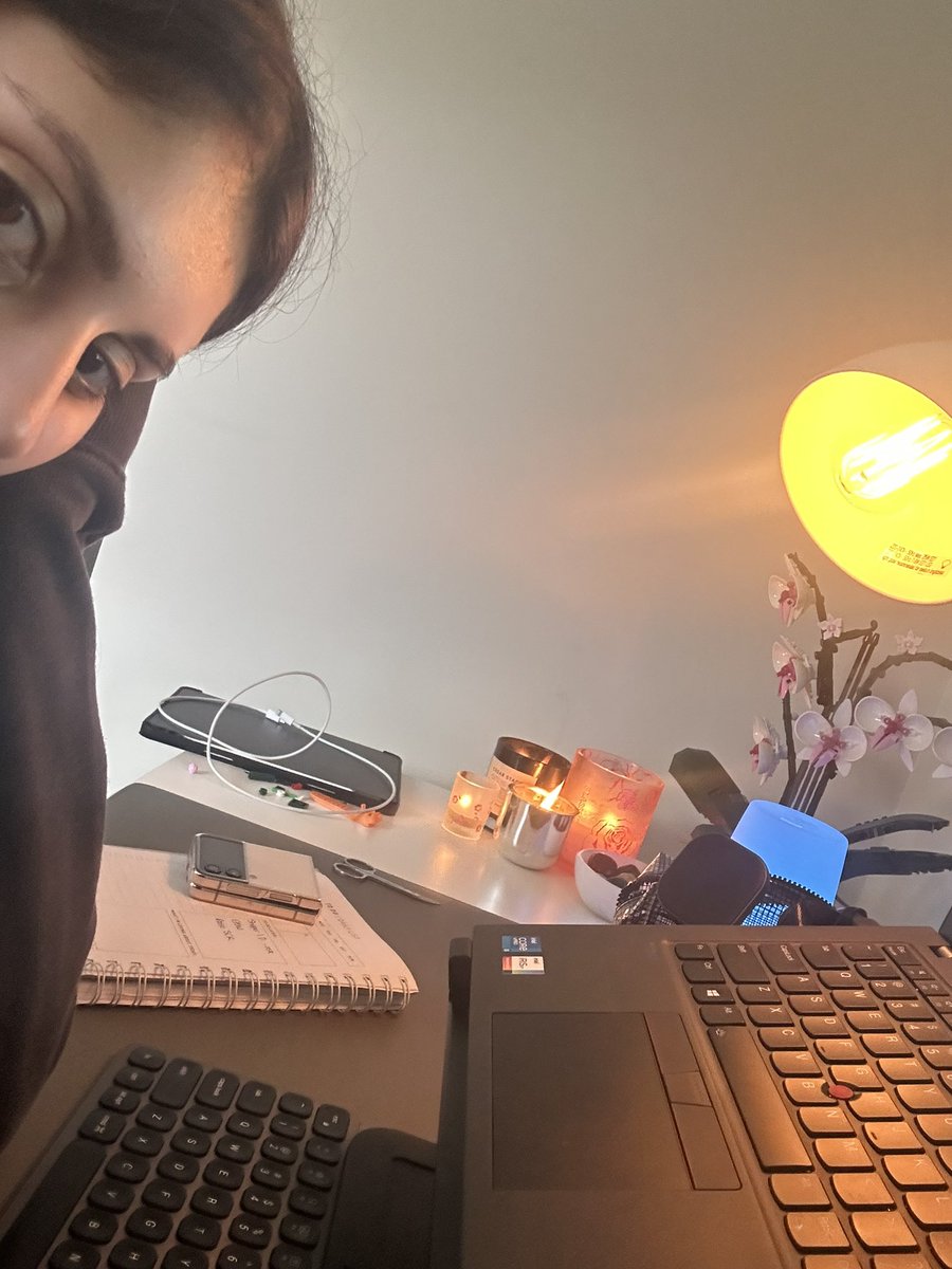 Nikkiiloizou's tweet photo. Having online units and working from home has made me think about the importance of separating myself from screens. Taking breaks from screens and going outside and exercising is necessary for a work/uni life balance #makingsocialmedia #alm101 #screentime https://t.co/gYlC0L39LF