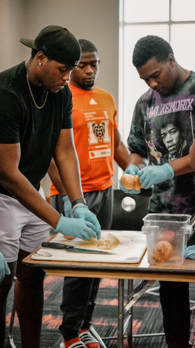 MercerFootball's tweet photo. For the main course 👨🏽‍🍳
 
- 𝓟𝓪𝓼𝓽𝓪 𝓑𝓸𝓵𝓸𝓰𝓷𝓮𝓼𝓮 - 

#RaiseTheBar | #RoarTogether https://t.co/6AUdTG1sNU