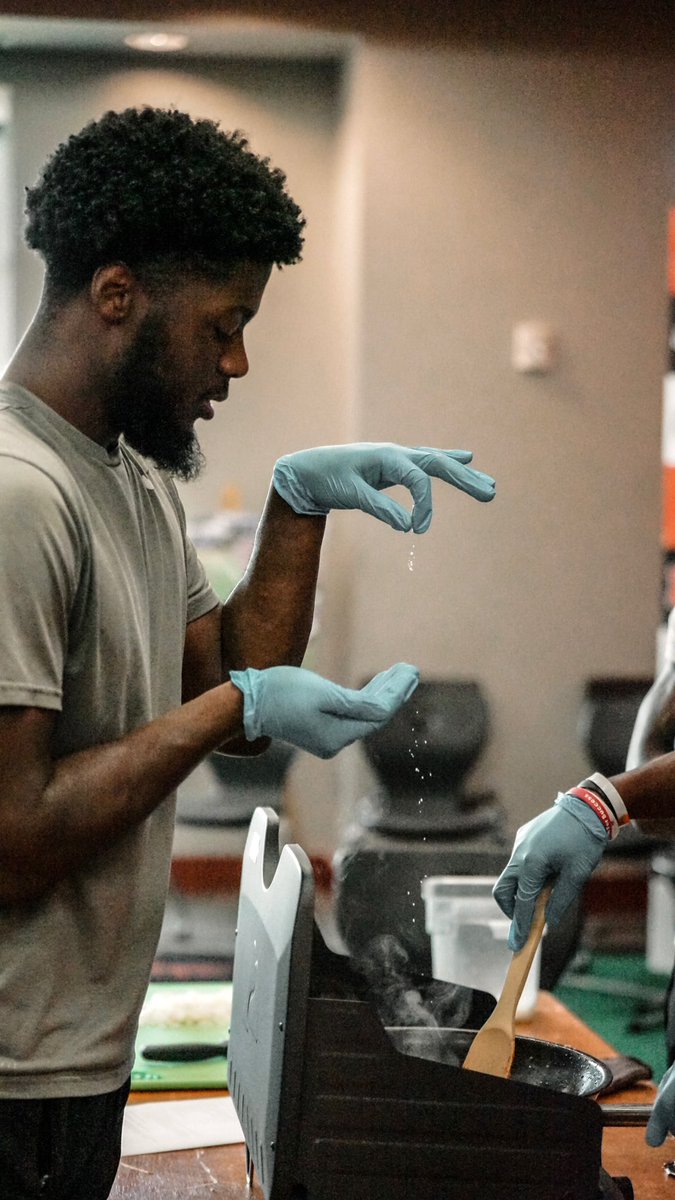 MercerFootball's tweet photo. For the main course 👨🏽‍🍳
 
- 𝓟𝓪𝓼𝓽𝓪 𝓑𝓸𝓵𝓸𝓰𝓷𝓮𝓼𝓮 - 

#RaiseTheBar | #RoarTogether https://t.co/6AUdTG1sNU