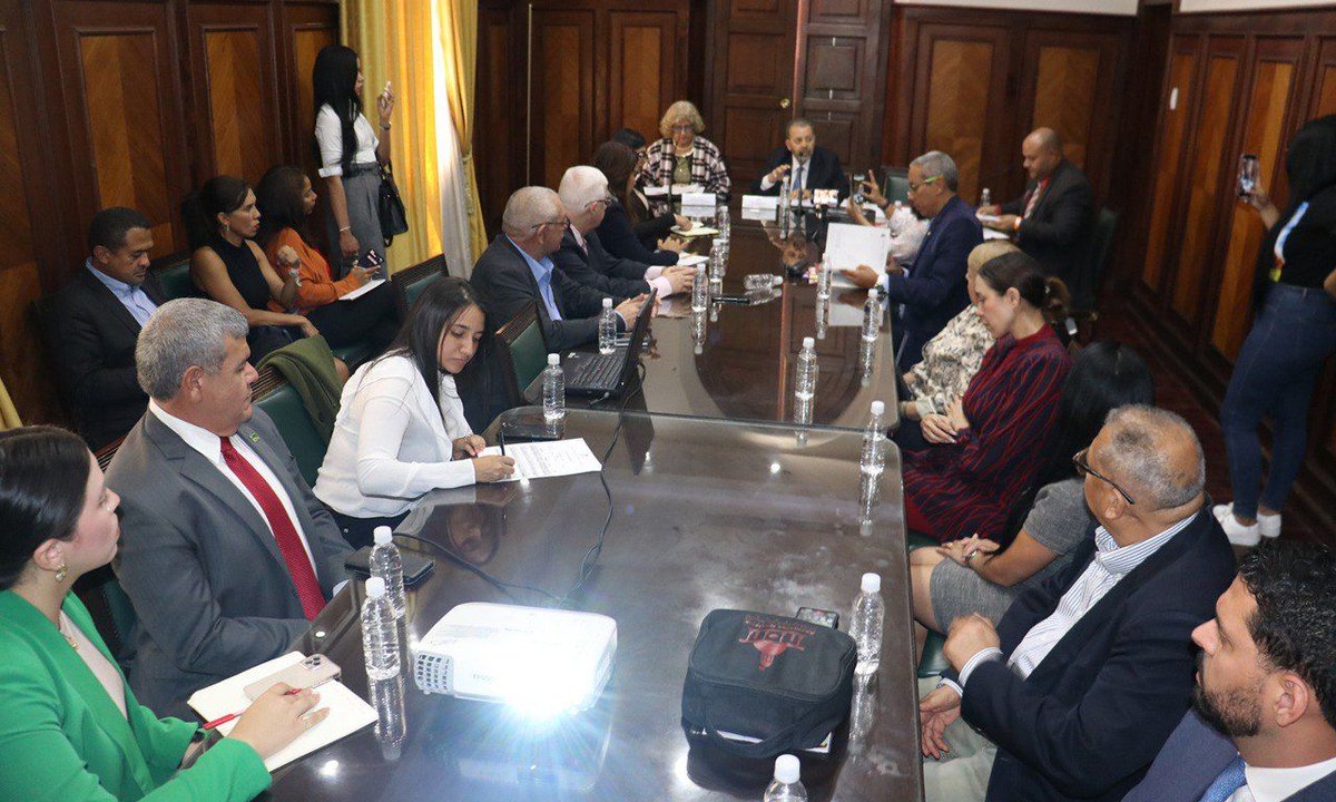 CPPESI_AN's tweet photo. #Hoy18Abr Sesión Extraordinaria de la Comisión Permanente de Política Exterior, Soberanía e Integración de la @Asamblea_Ven, presidida por el Diputado Timoteo Zambrano, dónde se recibió a @capayasai9, Embajadora de Venezuela ante la República de la India. 🇻🇪🇮🇳 https://t.co/c5dXK9eq76