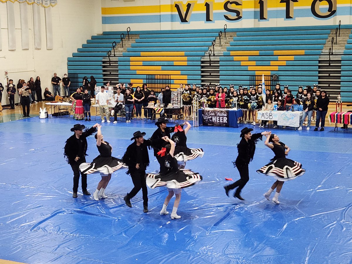 msmirks's tweet photo. Our talented students performing for our visiting 8th graders @SanYsidroHigh @LopezSYHS @SUHSD @VAPA_SUHSD https://t.co/IcbE8vifFc