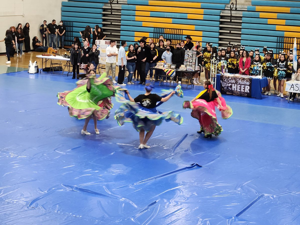 msmirks's tweet photo. Our talented students performing for our visiting 8th graders @SanYsidroHigh @LopezSYHS @SUHSD @VAPA_SUHSD https://t.co/IcbE8vifFc