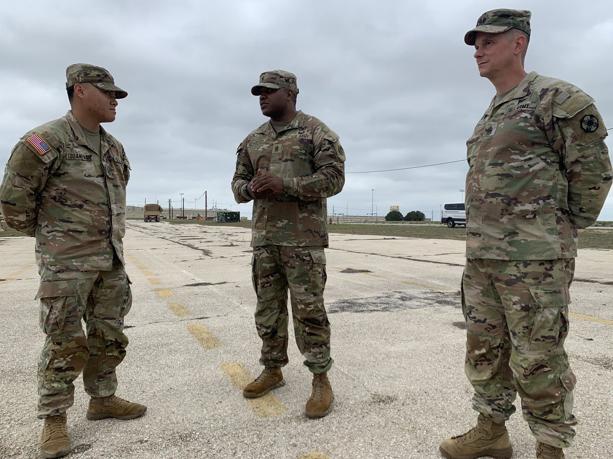 1stTSC_CSM's tweet photo. Always a great day in the Army, when you get a chance to recognize Soldiers for the great work they are doing’!! #Soldiers @1stTSC @13th_ESC @usarmycentral @SCoE_CASCOM @ArmySustainment #BeAllYouCanBe https://t.co/MTEvosUMvb