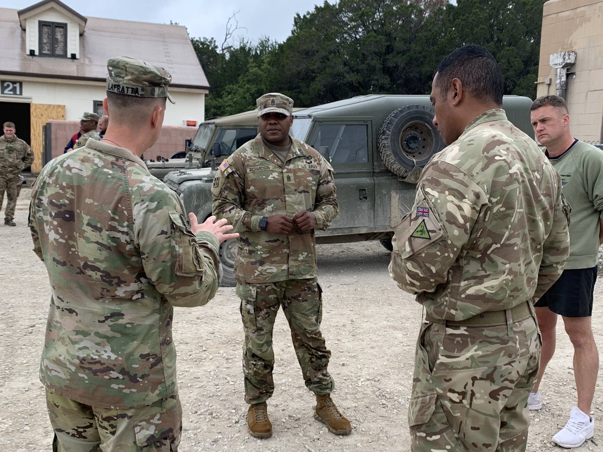 1stTSC_CSM's tweet photo. Always a great day in the Army, when you get a chance to recognize Soldiers for the great work they are doing’!! #Soldiers @1stTSC @13th_ESC @usarmycentral @SCoE_CASCOM @ArmySustainment #BeAllYouCanBe https://t.co/MTEvosUMvb