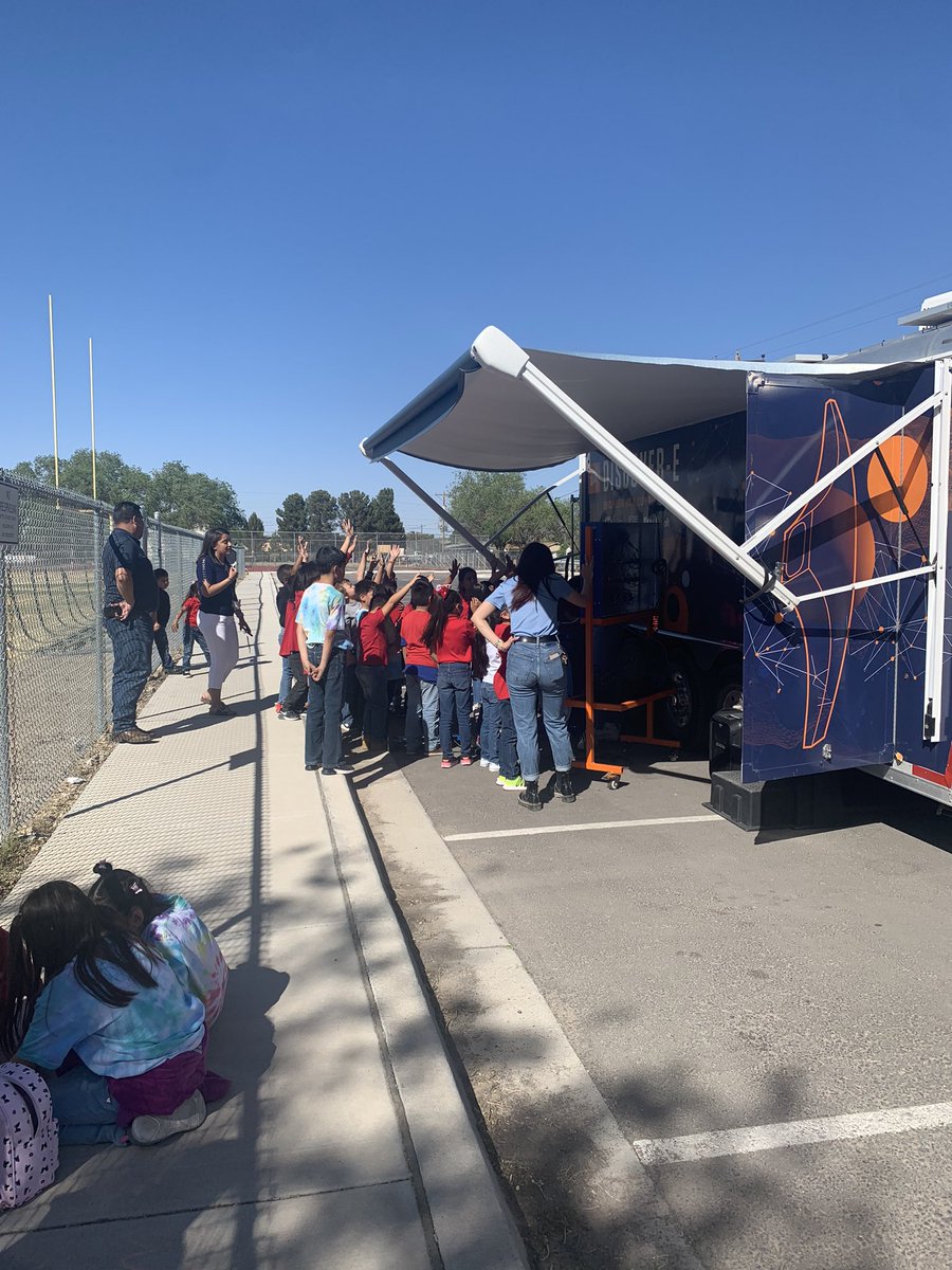 Murillo_TISD's tweet image. Today the UTEP Discover-E lab stopped by #TISDProud Elementary 💗👷‍♀️🧑‍💻 Thank you for the experience #UTEP #UTEPengineering 👩🏻‍🔧