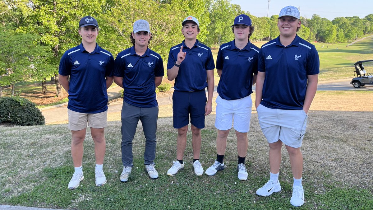 HRHSBullsGolf's tweet photo. ‼️BIG NIGHT for our men’s⛳️program after the final @Gm4Sports match of the year‼️

🏆@LukeSbardella wins Player of the Year &amp; All-Conference. He also advances to the @NCHSAA 4A Midwest regional🏆
This marks back to back years a @hrhsbulls golfer has won the individual title. https://t.co/LuuisW4nsw