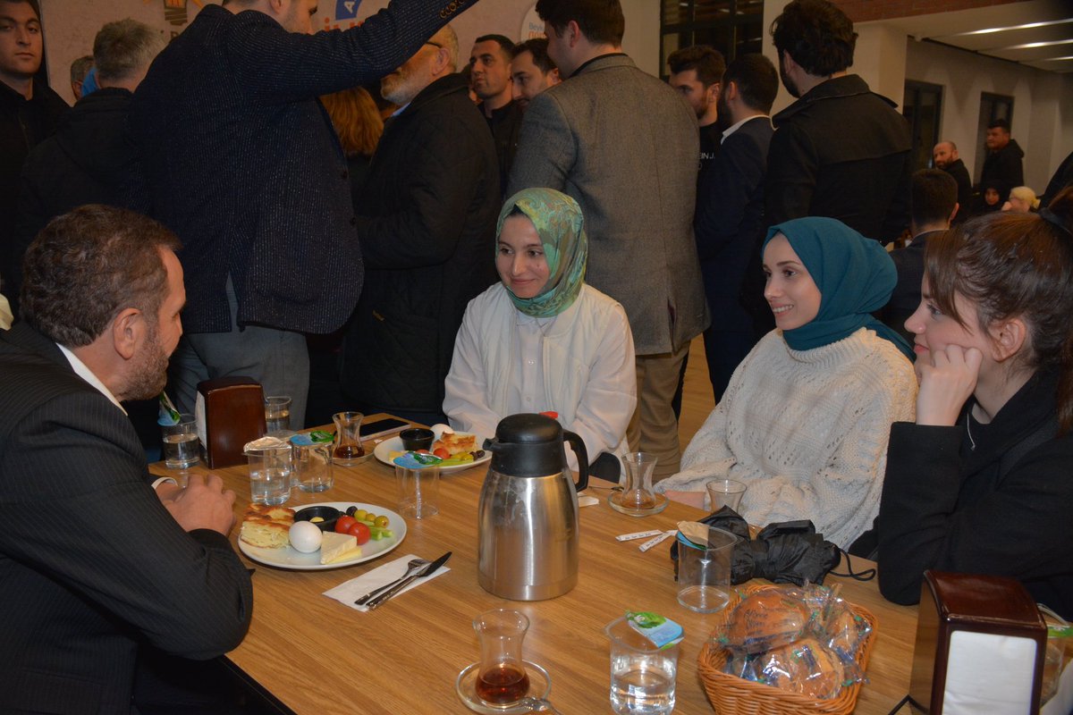 hanefidilmac's tweet photo. Beykoz’da gençlerin tercihi belli, kararı net; "İlk oyum Erdoğan'a, ilk oyum AK Parti'ye”

Sanayi ve Teknoloji Bakanımız Sn. @varank genç kardeşlerimizle toplu değil Togg’lu sahurda bir araya geldi. https://t.co/1zQeF7Xvp7