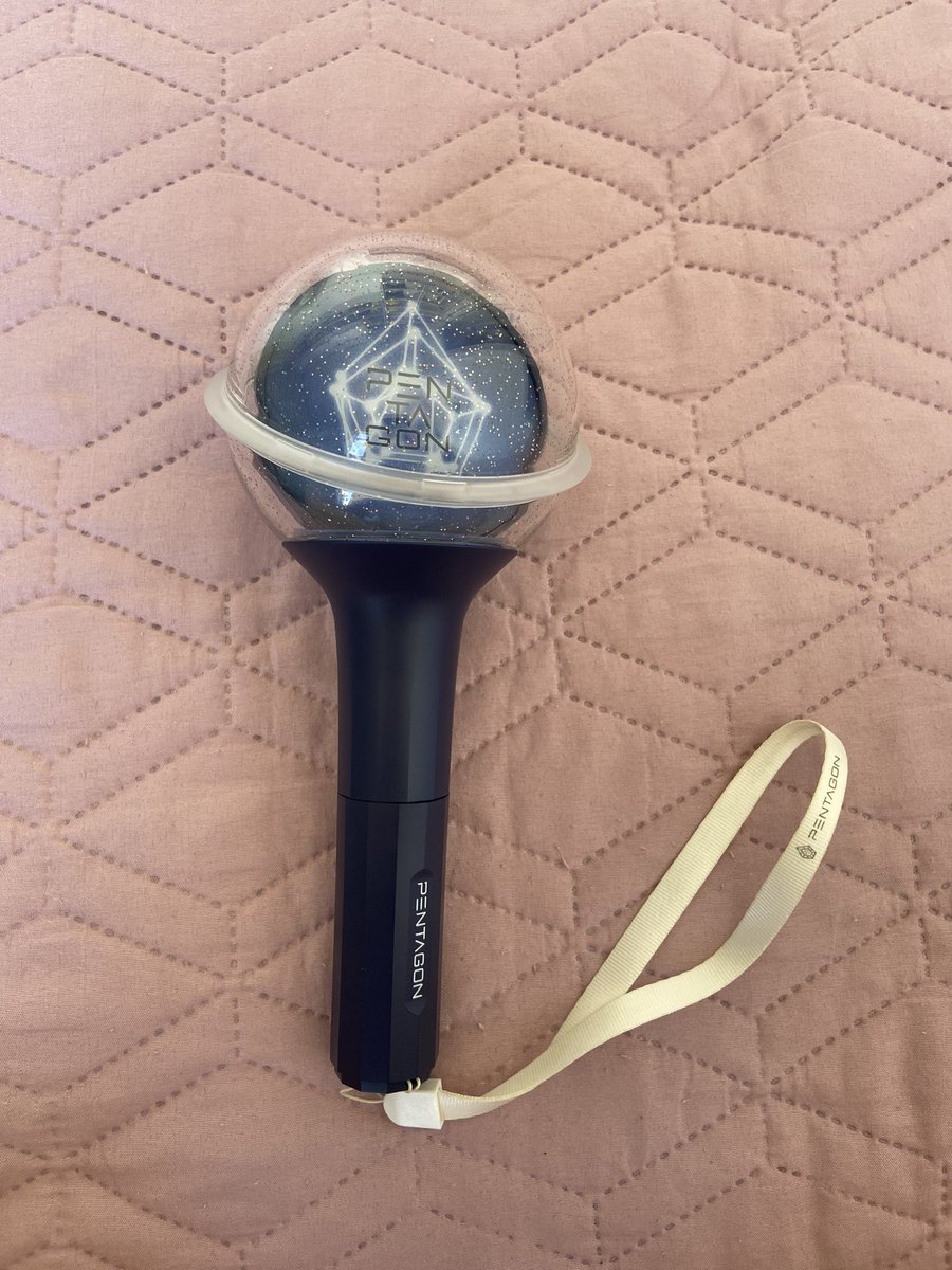 91kjyoung's tweet photo. VENDA GOODS PENTAGON

• PTG LIGHTSTICK R$250
• PTG SLOGAN R$100

-vendo os 2juntos por R$300
-ótimo estado de conservação, usados apenas 1vez no show.
-pagamento por pix ou transferência.
-em belém, entrega a combinar, e demais cidades o frete é pago pelo comprador

pfv comprem https://t.co/5EDXOLUQJb