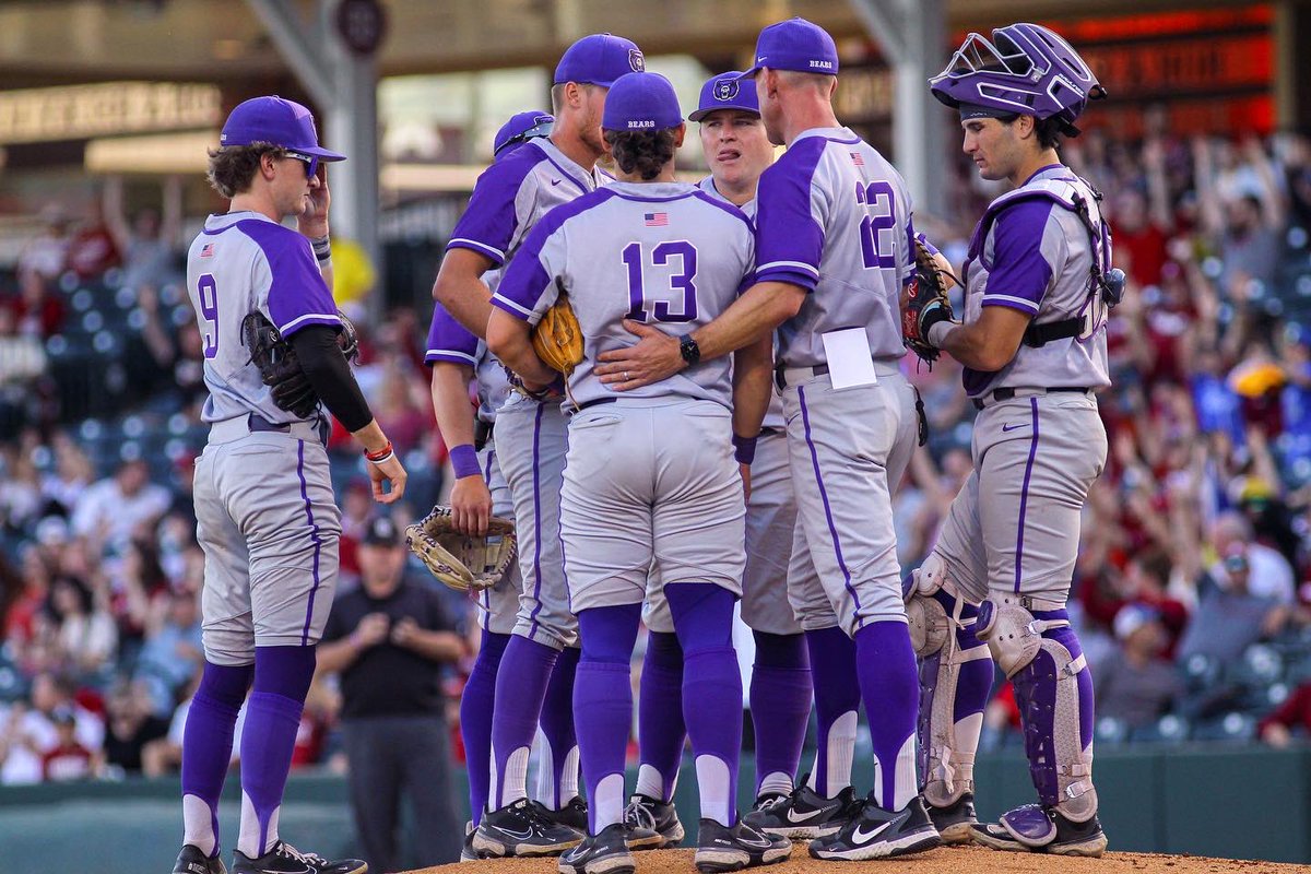 UCABearBaseball's tweet photo. 📍Fayetteville, AR 

#BearClawsUp https://t.co/fhQJ9BUOKP