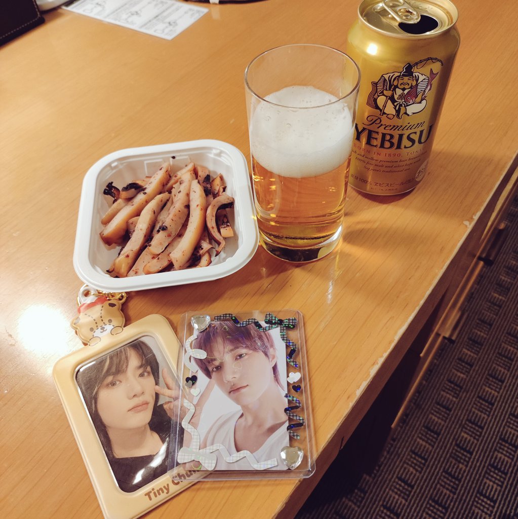 1000peco's tweet photo. 昨日は推しの現場でした。人生初のあいどるの単コン、控えめに言って最高でした。観客の9割が女性でいい匂いがしました。写真はホテルでのひとり打ち上げの様子。可愛さゼロ♡ https://t.co/dRFwhnulK2