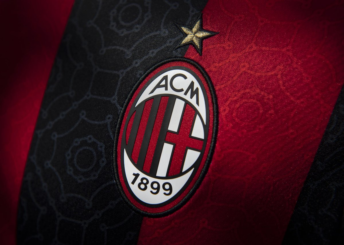 SoyReferee's tweet photo. El primer futbolista que recuerdas al ver este escudo 🔴⚫️ https://t.co/E7PiZfNlkO