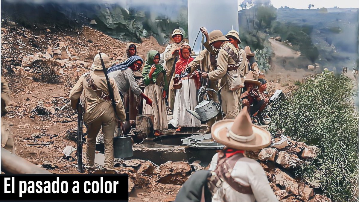 Elpasadoacolor's tweet photo. Mujeres y militares tomando agua de un pozo. Fotografía tomada alrededor de 1914 cerca de la Ciudad de México. https://t.co/mgMYJzdxFL