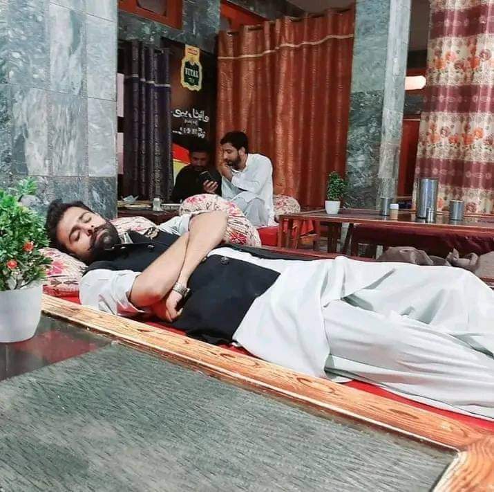 hamzanaqvii's tweet photo. انتہائی قسم کے جاھل ہی ہوں گے جو اس شخص کو کہتے ہیں کہ اسکو لاؤنچ کیا گیا ہے۔ لو دیکھ لو اس نوجوان لیڈر نے یہ مقام کیسے پایا دن رات جدوجہد کی نیند بھی سفر میں پوری کی، ہوٹل کے تخت پر لیٹا یہ نوجوان قوم کا بیٹا شہیر سیالوی ہے۔
سلام ہو میرے قائد کی سادگی پر❤️
@ShaheerSialvi https://t.co/72CTAqpobo