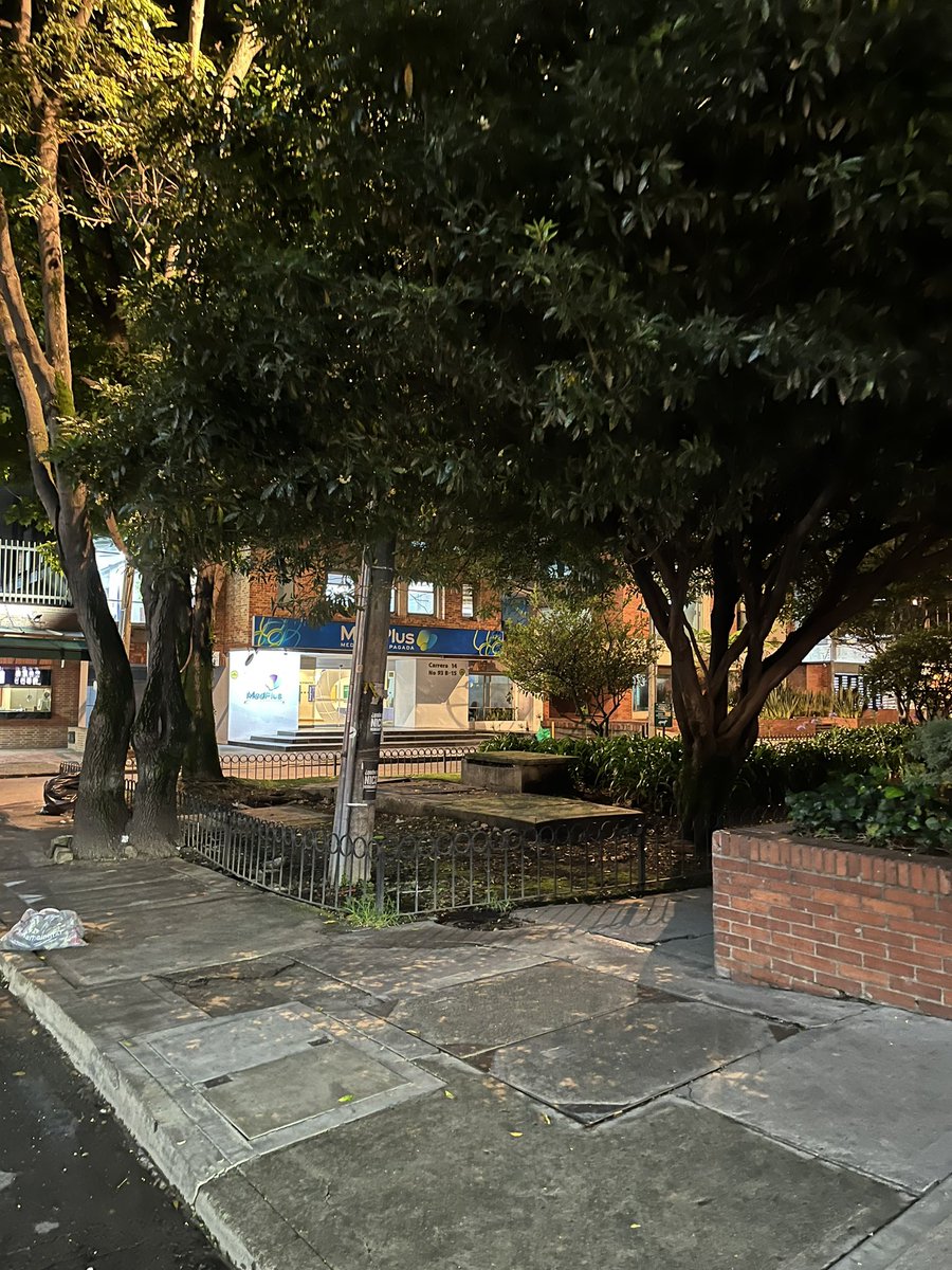 franciscoperafa's tweet photo. Le pido a la @Bogota, @SectorSalud y a la @Uaesp que se hagan cargo de este problema lo más rápido posible. https://t.co/x92hrE9zdX