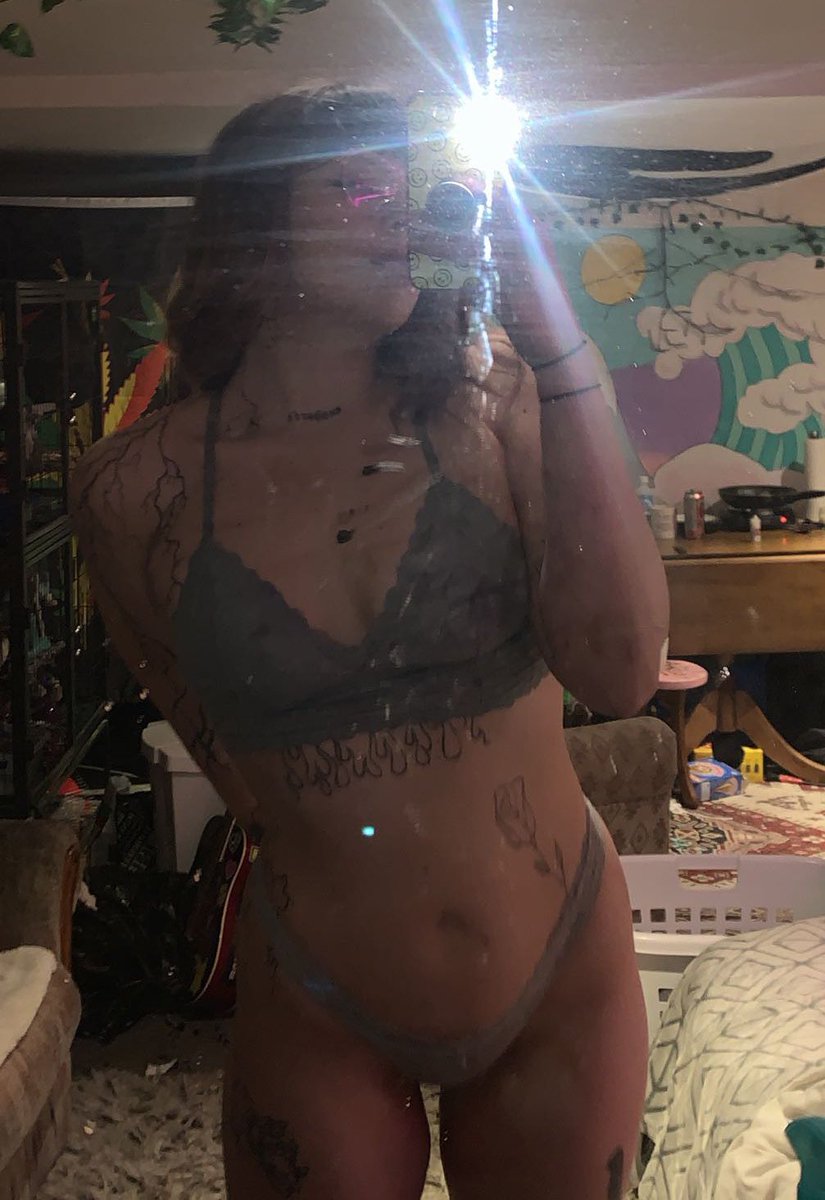 Lillyhotbox's tweet photo. Come have fun with me 😘 https://t.co/oCU2YfdLtx https://t.co/RIt2bufS4u