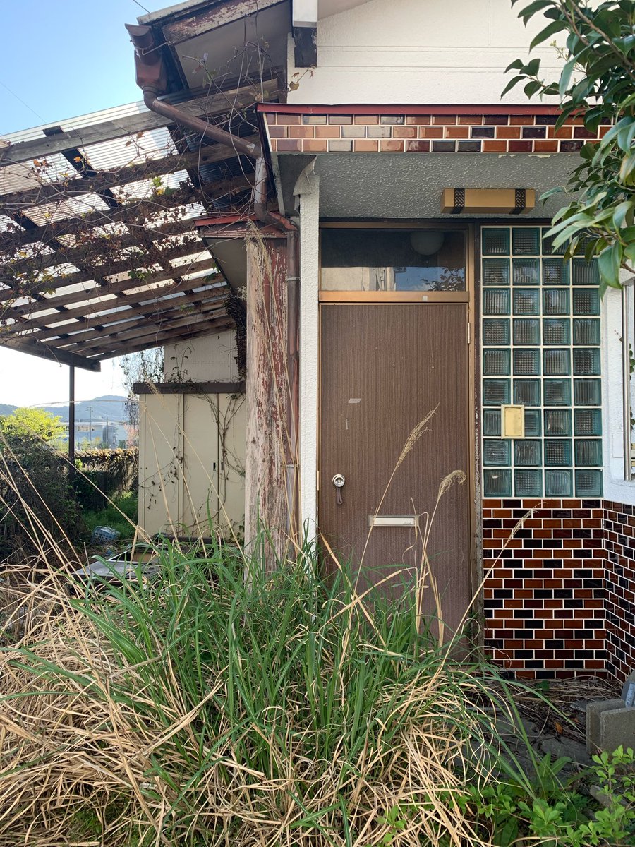 Abandoned house.

#Abandonedhouse
#Glassblock
#廃屋