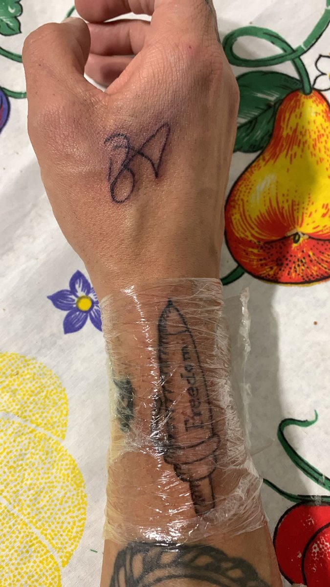 Agora eu tenho OITO tattoos 🫶🏼

Tenham amigos fodas e artistas e apoiem o trampo desses amigos fodas e artistas. Boa noite! ✌🏼