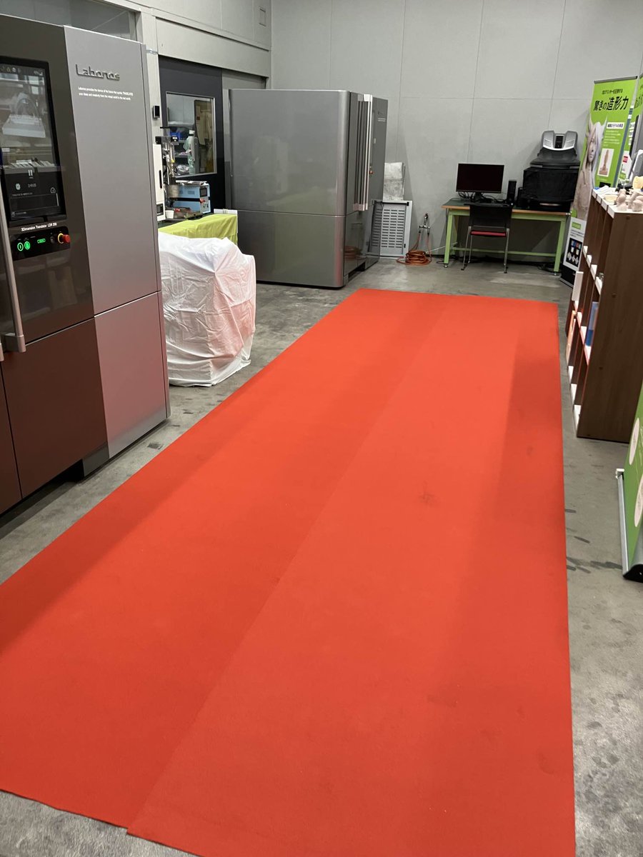 Labonos_PR's tweet photo. おはようございます‼️ メカ⚙️担当です😄
Labonosを常設している部屋にレッドカーペットを引いてみました⭐️
Labonosの外装に反射して、さらに高級感が・・・✨
#Labonos
#切削加工機 https://t.co/q9i9THK75j
