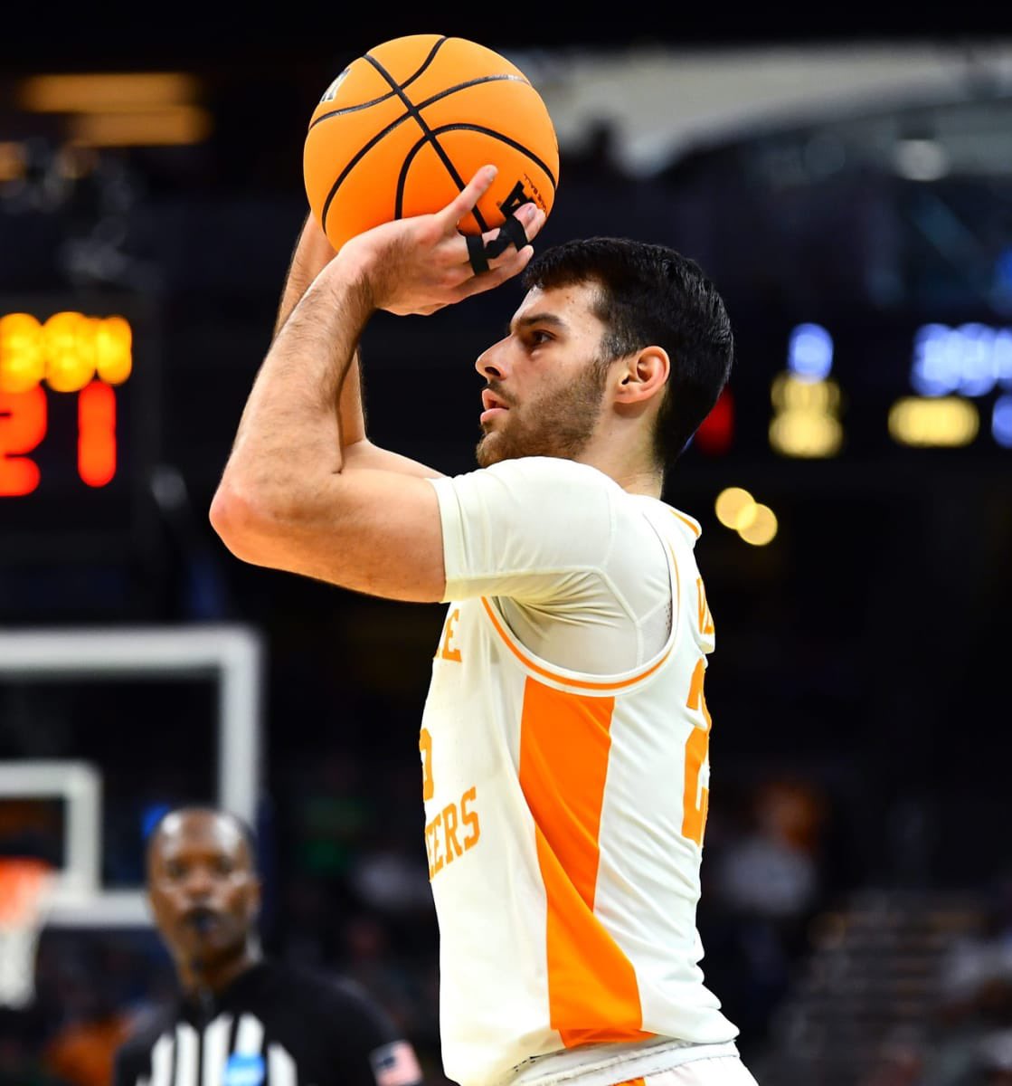 AllVolReport's tweet photo. BREAKING: Tennessee SG Santiago Vescovi has announced he will be returning to Tennessee for another year. https://t.co/kcH9n88Y5A