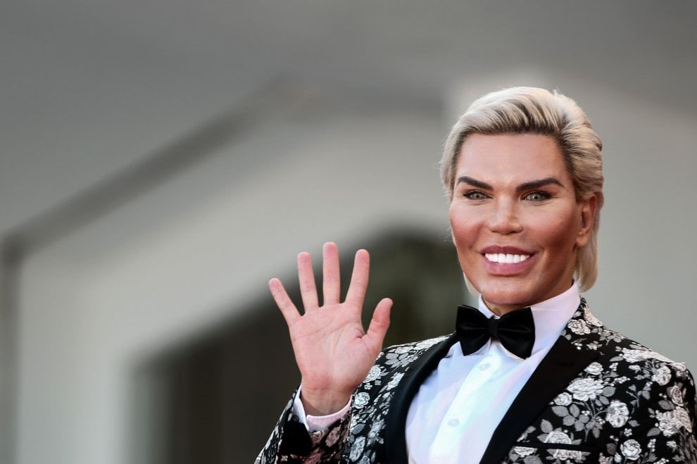 AntoFra83's tweet photo. @fanpage @EleonoraDAmore #Ilary assomiglia sempre più a #RodrigoAlves l’ex Ken umano ora diventato Barbie!😅 https://t.co/ENzBXNLW3x