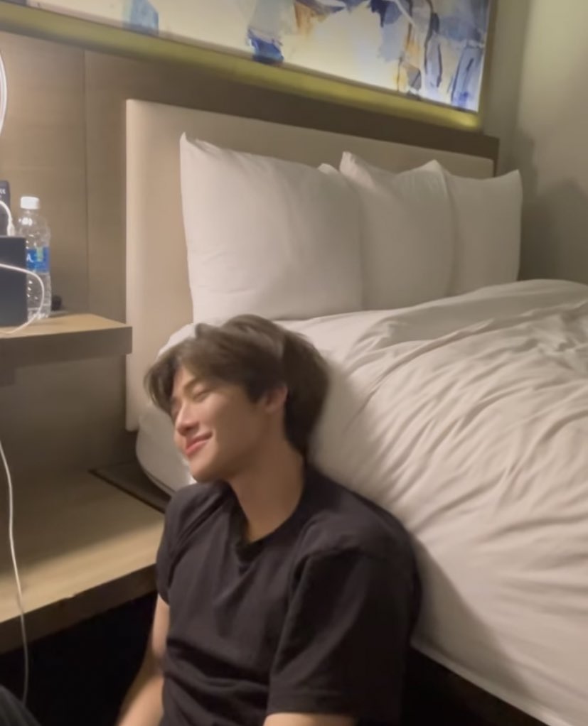 พี่มาจ้องอะไรอะ ขึ้นไปนอนข้างบนดีๆดิ