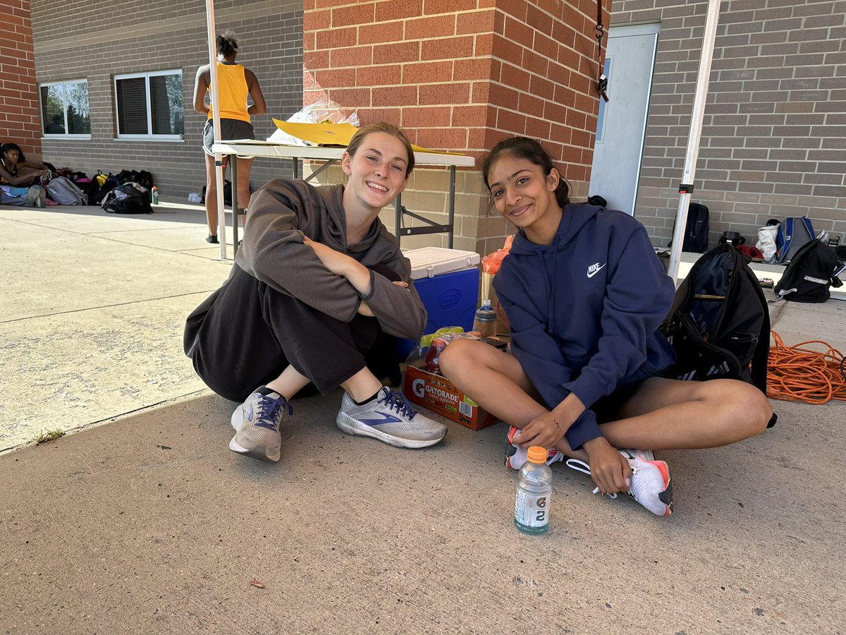 CoachTanyaRM's tweet photo. Scenes from todayβs #RMTF meet & Senior Night! Thank you to @grace_finnegan_ for helping organize the celebration of our seniors! Congratulations c/o β23!! πππ€β₯οΈπ @RocketsSportsRM @RMHS_principal @Rocket__Nation @RMathleticboos1 @CoachSchools32 @realNChammer https://t.co/cOsE8Ip4Ve