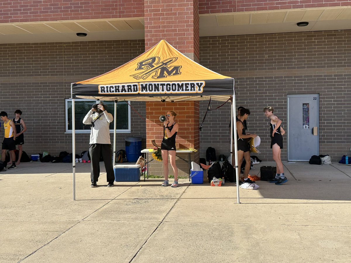 CoachTanyaRM's tweet photo. Scenes from todayβs #RMTF meet & Senior Night! Thank you to @grace_finnegan_ for helping organize the celebration of our seniors! Congratulations c/o β23!! πππ€β₯οΈπ @RocketsSportsRM @RMHS_principal @Rocket__Nation @RMathleticboos1 @CoachSchools32 @realNChammer https://t.co/cOsE8Ip4Ve