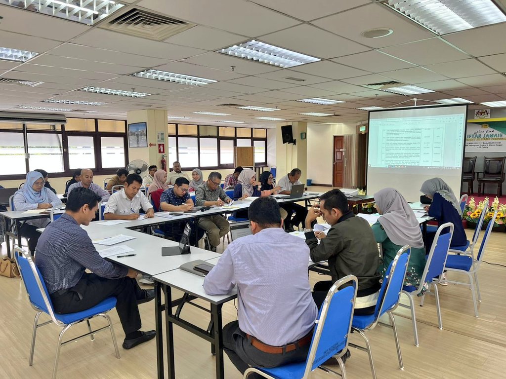 PasukanProjekTrg (@teamprojektrg) on Twitter photo Mesyuarat tapak no.6 bagi Projek Pembinaan Jalan Bharu Kg.Durian Bador ke Rela, Hulu Terengganu.
#PPPT #JKR <a href="/TeamProjekTrg/">PasukanProjekTrg</a> <a href="/IrhjNapi/">Ir.Hj.MohdNapi</a> <a href="/JKRTerengganu/">JKR Terengganu</a> <a href="/Azha_Mustapha/">Azhar Mustapha</a> Mesyuarat tapak no.6 bagi Projek Pembinaan Jalan Bharu Kg.Durian Bador ke Rela, Hulu Terengganu.
#PPPT #JKR <a href="/TeamProjekTrg/">PasukanProjekTrg</a> <a href="/IrhjNapi/">Ir.Hj.MohdNapi</a> <a href="/JKRTerengganu/">JKR Terengganu</a> <a href="/Azha_Mustapha/">Azhar Mustapha</a>