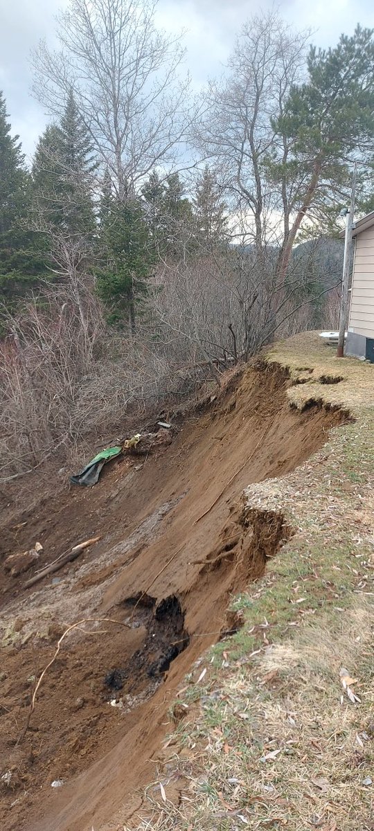 rivstm's tweet photo. GLISSEMENT DE TERRAIN | 2023-04-18 [19:50]
Glissement de terrain à St-Roch-de-#Mékinac sur la rue Principale. Les occupants d’une résidence sont évacués.
#MSGU #Mauricie https://t.co/Hq79jikXC9