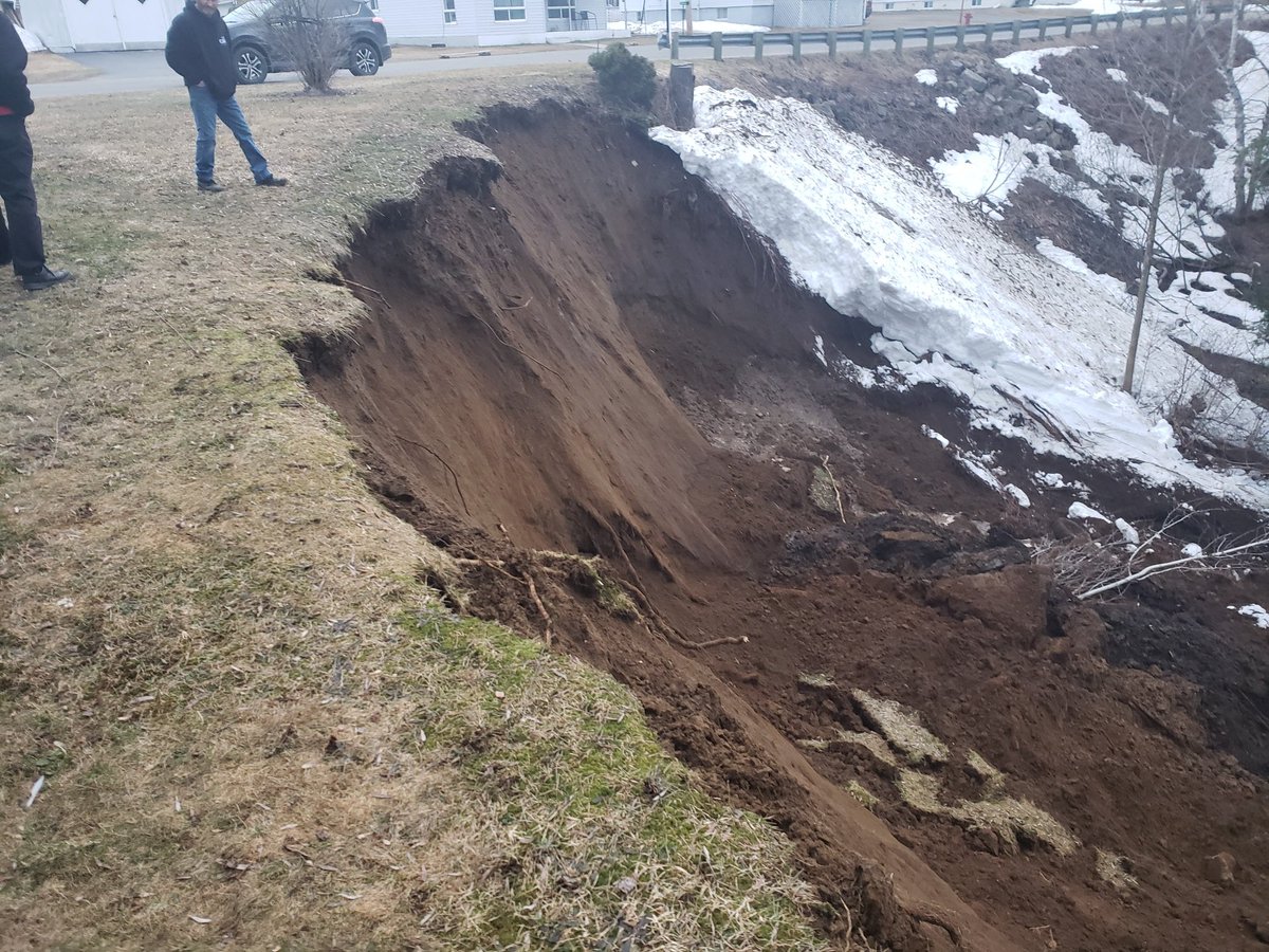 rivstm's tweet photo. GLISSEMENT DE TERRAIN | 2023-04-18 [19:50]
Glissement de terrain à St-Roch-de-#Mékinac sur la rue Principale. Les occupants d’une résidence sont évacués.
#MSGU #Mauricie https://t.co/Hq79jikXC9