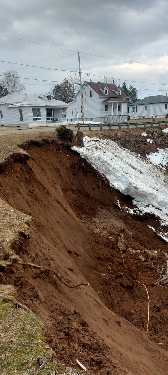 rivstm's tweet photo. GLISSEMENT DE TERRAIN | 2023-04-18 [19:50]
Glissement de terrain à St-Roch-de-#Mékinac sur la rue Principale. Les occupants d’une résidence sont évacués.
#MSGU #Mauricie https://t.co/Hq79jikXC9