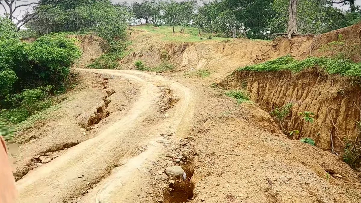 GuidoCalderonEC's tweet photo. El pésimo estado de la carretera #ElOveral - #CabezaDeToro - #Catanas, preocupa a los habitantes de la zona, piden a las autoridades intervenir, temen quedarse incomunicados.
@GuidoCalderonEC @prefecturaLoja @ObrasPublicasEc @gadczapotillo https://t.co/3WQXxBBFCf