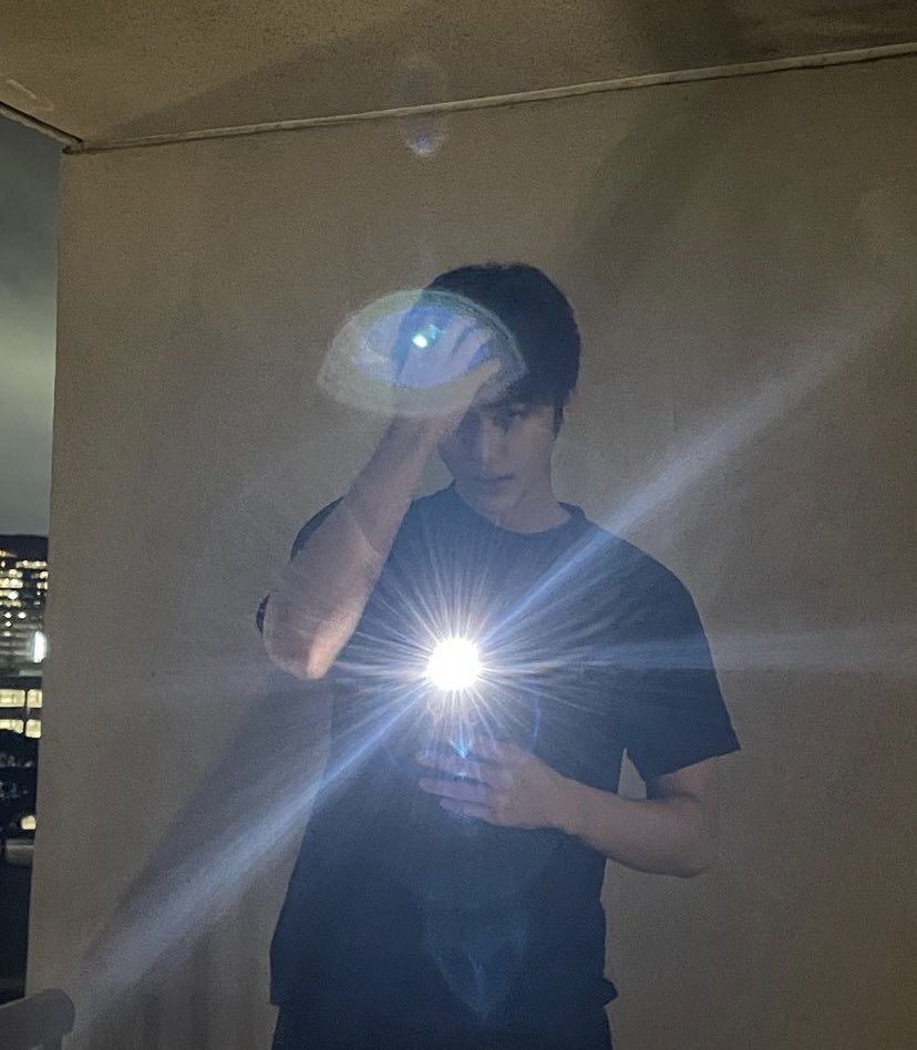 แสงแฟลชยังสว่างไม่เท่าออร่าเขาเลยอะ