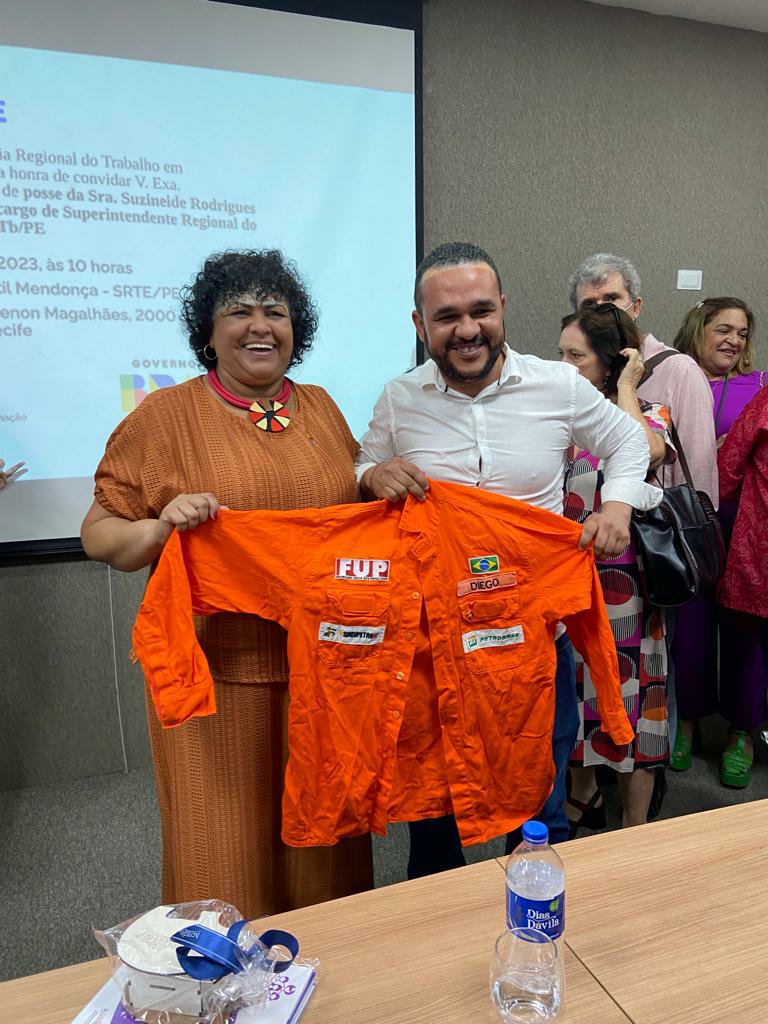 SindipetroPE_PB's tweet photo. 👷🏾‍♀️✊🏽⚒️SINDICALISTA É NOMEADA SUPERINTENDENTE REGIONAL DO TRABALHO

Sindipetro PE/PB saúda Suzineide Rodrigues pela nomeação, desejando muito sucesso à companheira!

Confira em:  https://t.co/wvJSmupjsL https://t.co/MEGaqsN9n2