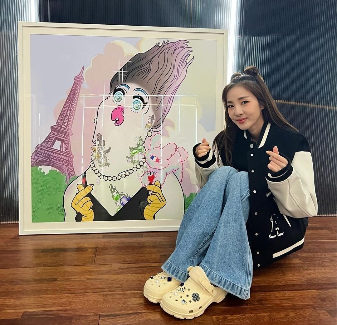 OnlyLookAtMino's tweet photo. [‼️] Sandara Park IG update with the Chippy artwork MINO gifted to her 💙

▶️ https://t.co/j3XjmD6NSt

#OHNIM #SongArtist 
#MINO #송민호 @official_mino_ #위너 #WINNER @yginnercircle #Chippy #치피 @krungy21 https://t.co/QUgtCqP1WN