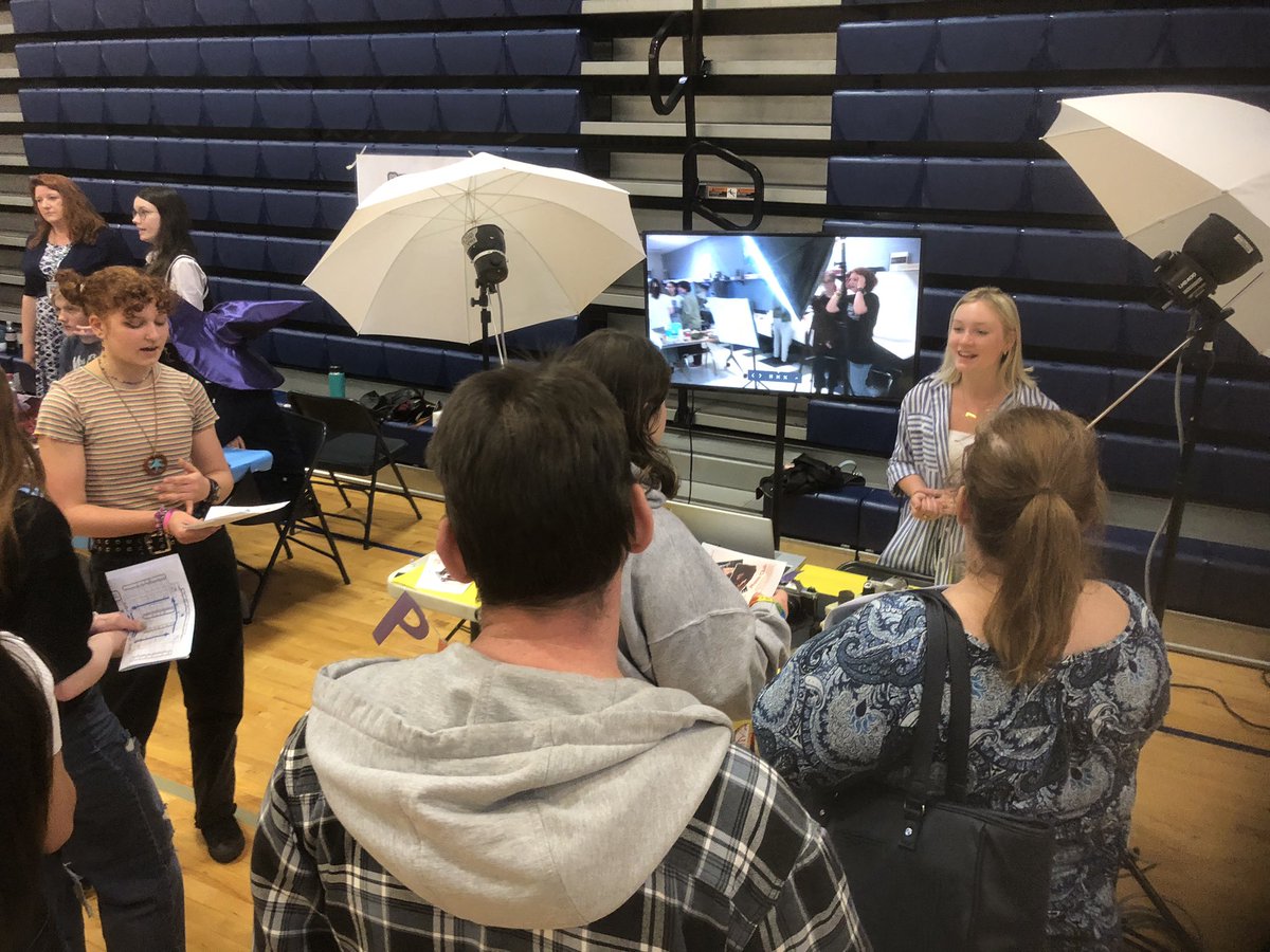 misternance's tweet image. 🦈 📸 @colganhs photo club representing tonight at Embark with the sharks! So fun to see the club grow this past year! #gosharks