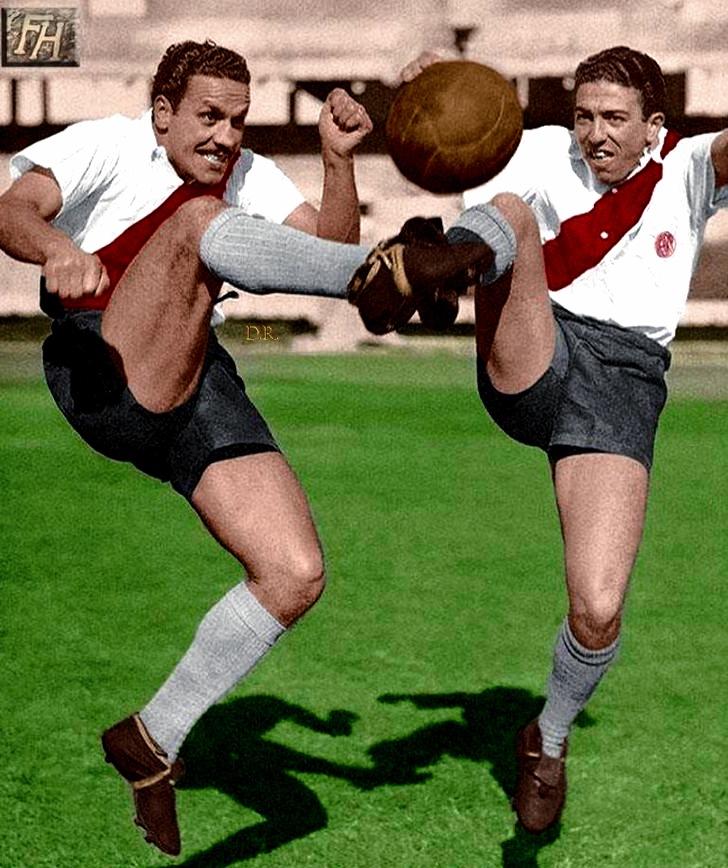 Moreno y Labruna disputando la pelota en una sesión fotografica  en el estadio Monumental en la década del 40.