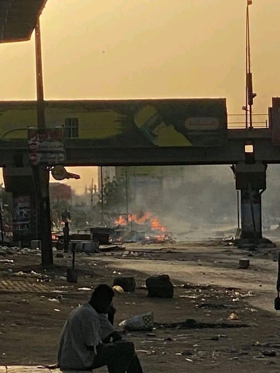 في الوقت الذي كنا نتابع فيه المباريات ونشرب وناكل ونفرح ونعلق ونذهب للنوم مرتاحين ، كان اهلنا في السودان يعشيون ايام سيئة جدا وصلت الى وفيات وخوف ودمار وهلاك وفقدان 💔

في هذا الوقت لا تنسوهم من دعائكم و تساعدوا اي شخص سوداني في بلدكم فهو من الممكن يمر بظروف صعبه يحتاج للمساعده