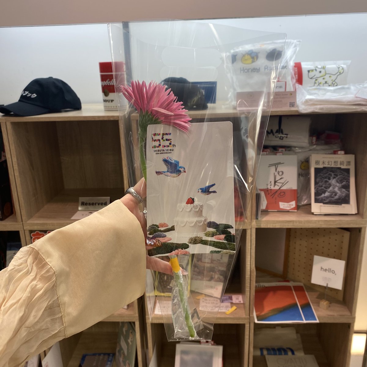 marumaru_popap's tweet image. 【4月19日（水）】

／
渋谷〇〇書店 分室 by POPAP
10:00-20:00 OPEN🎉
＼

★本日は西武渋谷55周年★

ご来店された方へ先着でお花お渡しいたします🎁✨

ぜひお気軽にお立ち寄りください🫶🏽

#渋谷マルマル書店
#渋谷マルマル分室
#POPAP 
#popaplounge