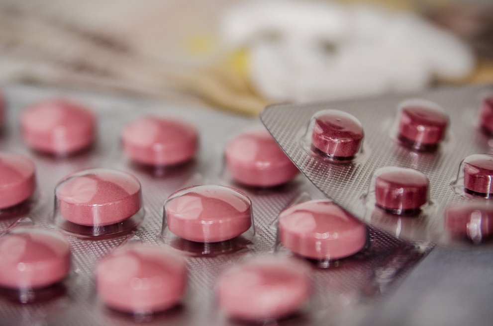 sleepdiplomat's tweet image. Sleeping Pills &amp;amp; Mortality: New study of 484,916 individuals: 1) sleeping pill use decreased life expectancy by ~5% (~4.5 yr for ave human life), and 2) 12-13 yr for those using sleeping pills with v. short sleep (&amp;lt;4 hr) NB: study=correlational, not causal pubmed.ncbi.nlm.nih.gov/37045661/