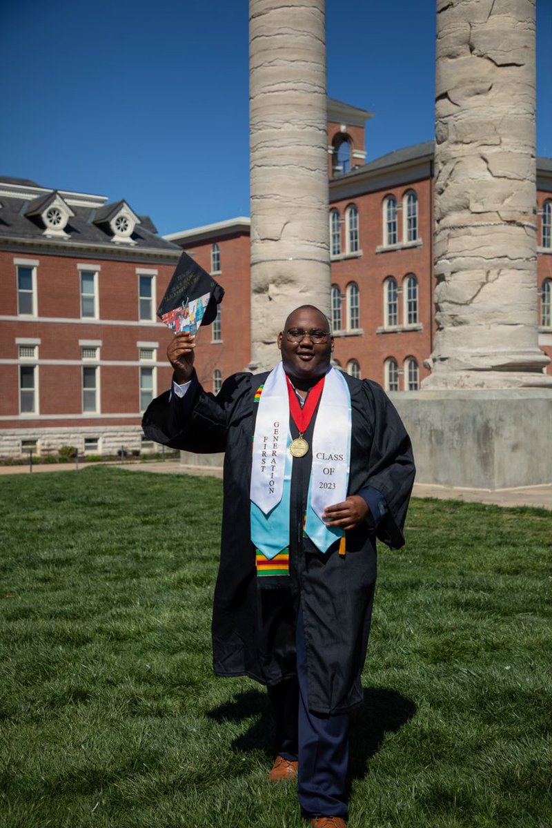 leapheartsclas1's tweet photo. look mom, i’m flying!

May 14th, 3pm

Bachelors in Education with an Emphasis on English Language Arts

Minors in English &amp; Black Studies

Certificates in Multicultural Studies &amp; Writing Intensive Studies 

photos by danielle hardy! https://t.co/JubbQMkMzw