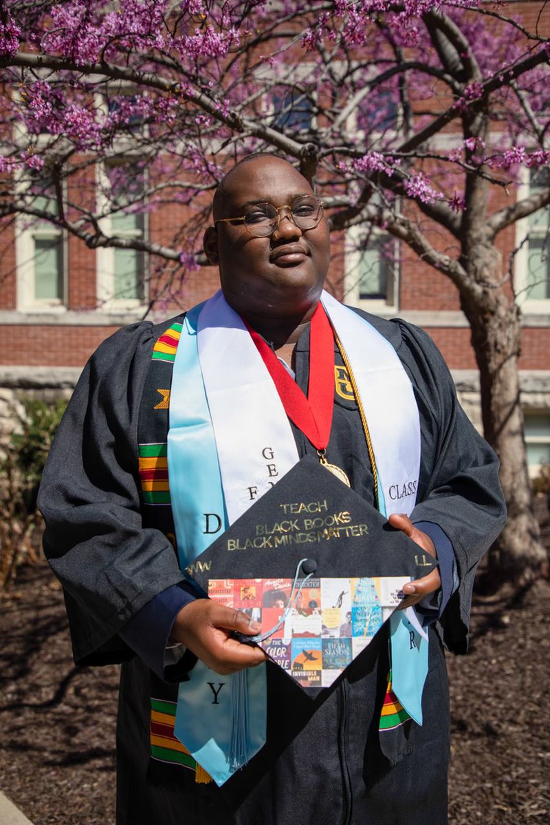 leapheartsclas1's tweet photo. look mom, i’m flying!

May 14th, 3pm

Bachelors in Education with an Emphasis on English Language Arts

Minors in English &amp; Black Studies

Certificates in Multicultural Studies &amp; Writing Intensive Studies 

photos by danielle hardy! https://t.co/JubbQMkMzw