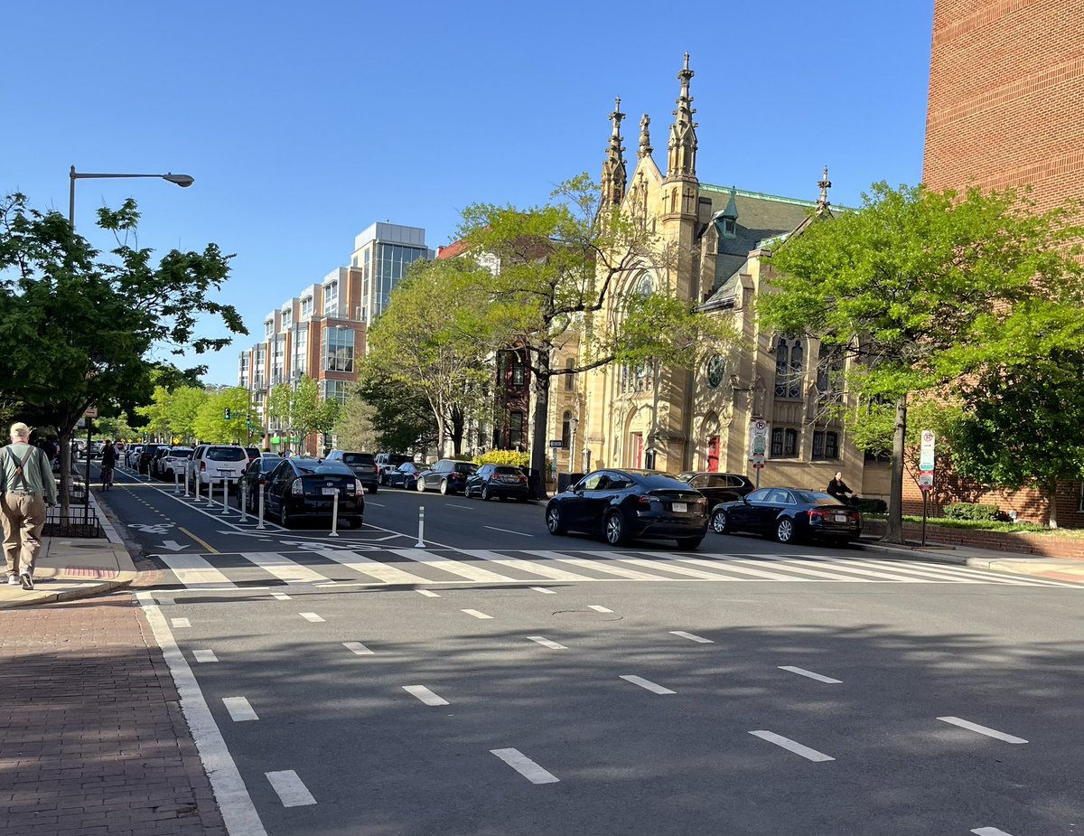JenLitowski's tweet photo. Washington DC has startlingly wide streets, especially since they were planned before motorized vehicles. There is SO MUCH SPACE for bike lanes! https://t.co/j3VSpXvXqF