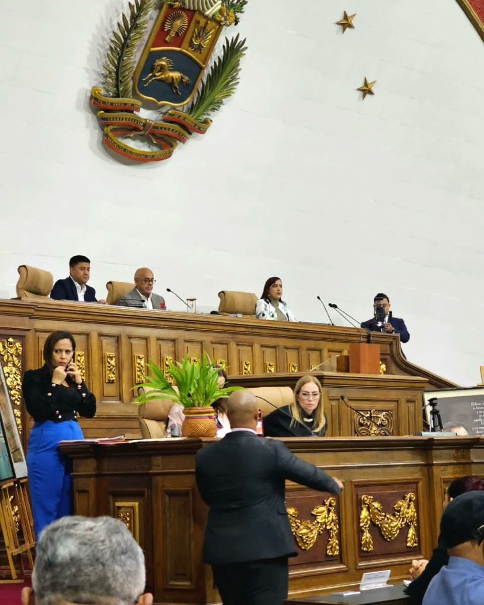 📆#18Abr|| Desde el Hemiciclo del Palacio Federal Legislativo, junto a mi camarada <a href="/ferbastidasc/">Fernando Bastidas Calderón</a> presentes en la sesión ordinaria de la <a href="/Asamblea_Ven/">Asamblea Nacional 🇻🇪</a> 
¡Nosotros Seguiremos Venciendo! 🇻🇪
#RevolucionEtica