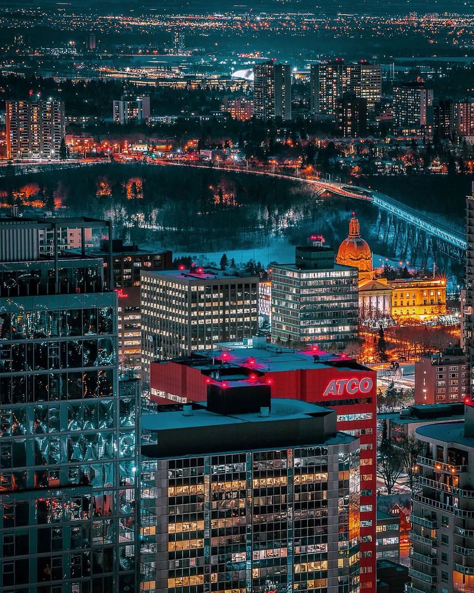 After dark, this city glows ✨. #ExploreEdmonton 

📸: 780th_street on IG