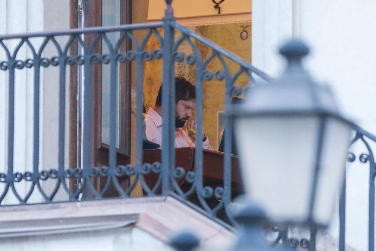 agenciaunochile's tweet photo. Las imágenes que generaron la molestia del Presidente Boric cuando ayer trabajaba en su oficina con la puerta abierta. AgenciaUNO defiende la libertad de informar sobre las actividades y registrar a las autoridades en los espacios públicos.- 

📸 © AgenciaUNO/Sebastián Beltrán https://t.co/gZnNiCmxhj