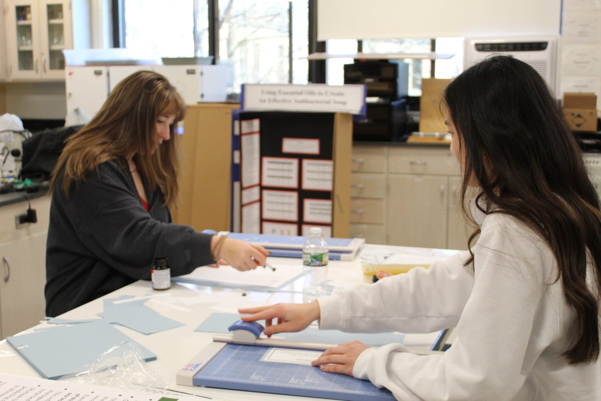 JeanetteCollet1's tweet photo. Final preparations before the Big Day on Sunday!! #WACLightingScienceFair2023
@CommackSchools 
#CommackScienceResearch
@ResearchAssocLI https://t.co/jdbz2EtfuK